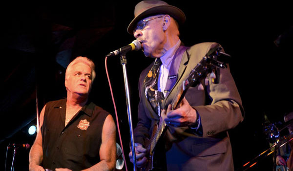 Ken Lyon performing with Steve Smith & the Nakeds