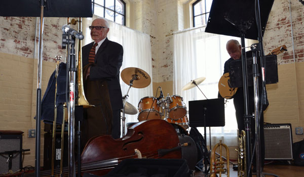 Bob Petteruti & George, Georgie Porgie, Leonard setting up